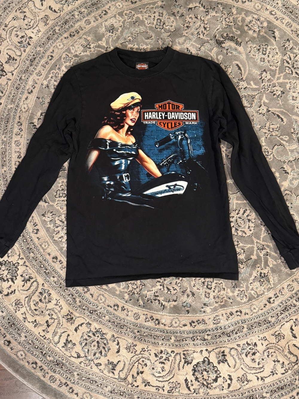 Harley-Davidson Black Long-Sleeve Tee with Retro Pin-Up Motorcycle Graphic